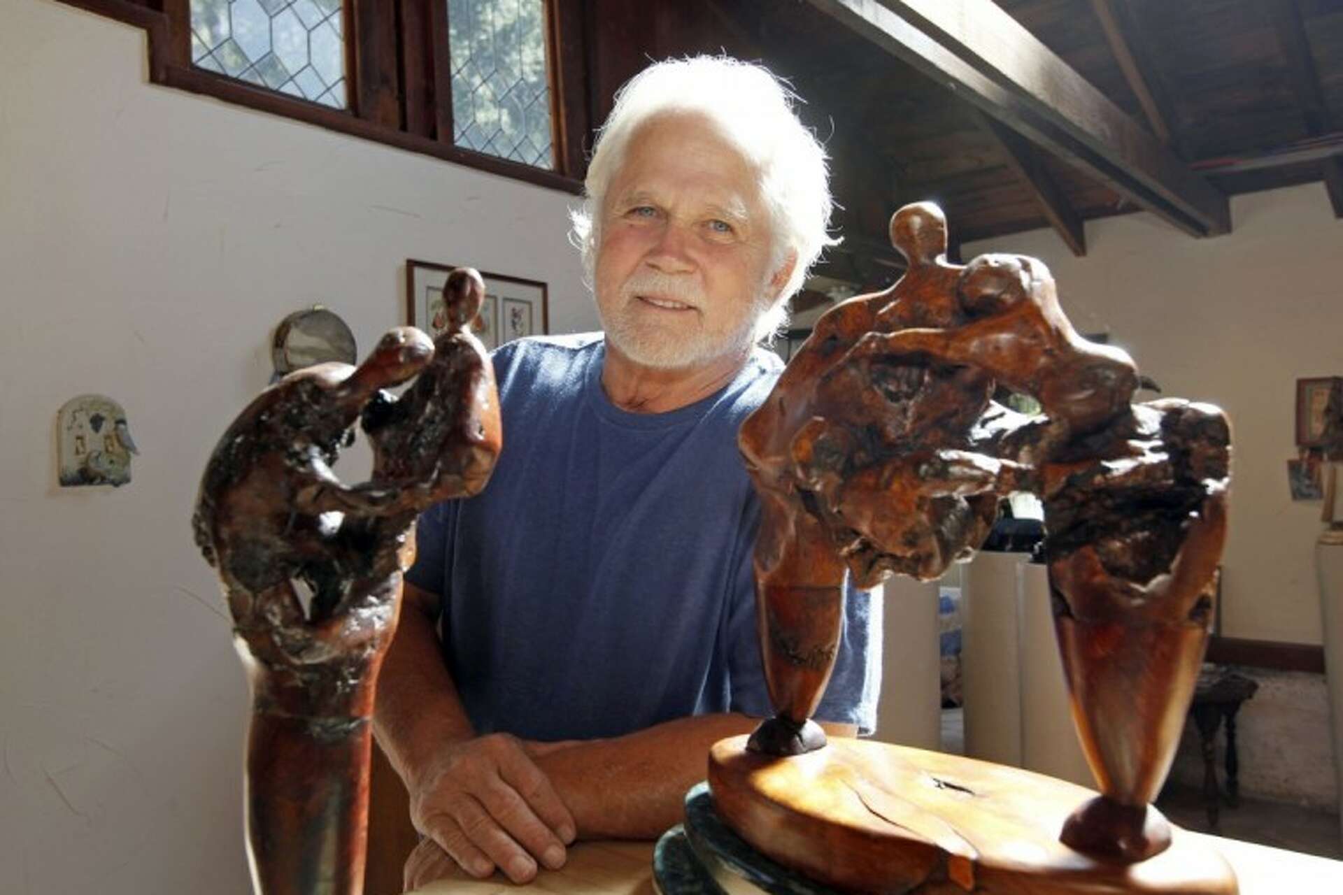Tony Dow di studio patung dengan karya-karyanya